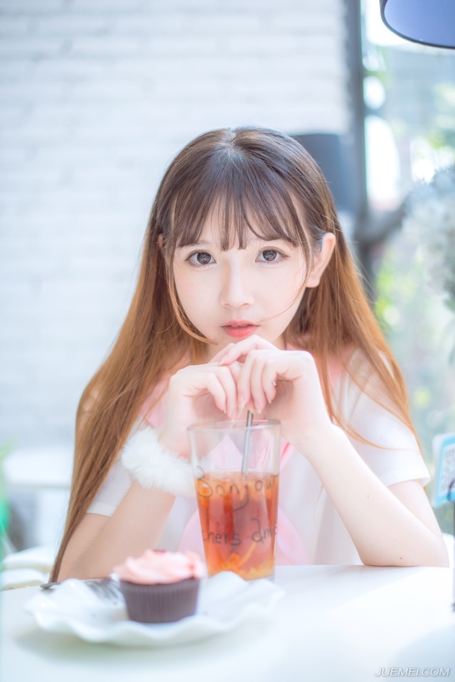 “噗噗~”一枚枚短箭从不同的方向射出来，这些虎卫毕竟是曹操身边的精锐，在虎卫统领示警的那一刻，就做出了反应，依旧有人中箭倒地。